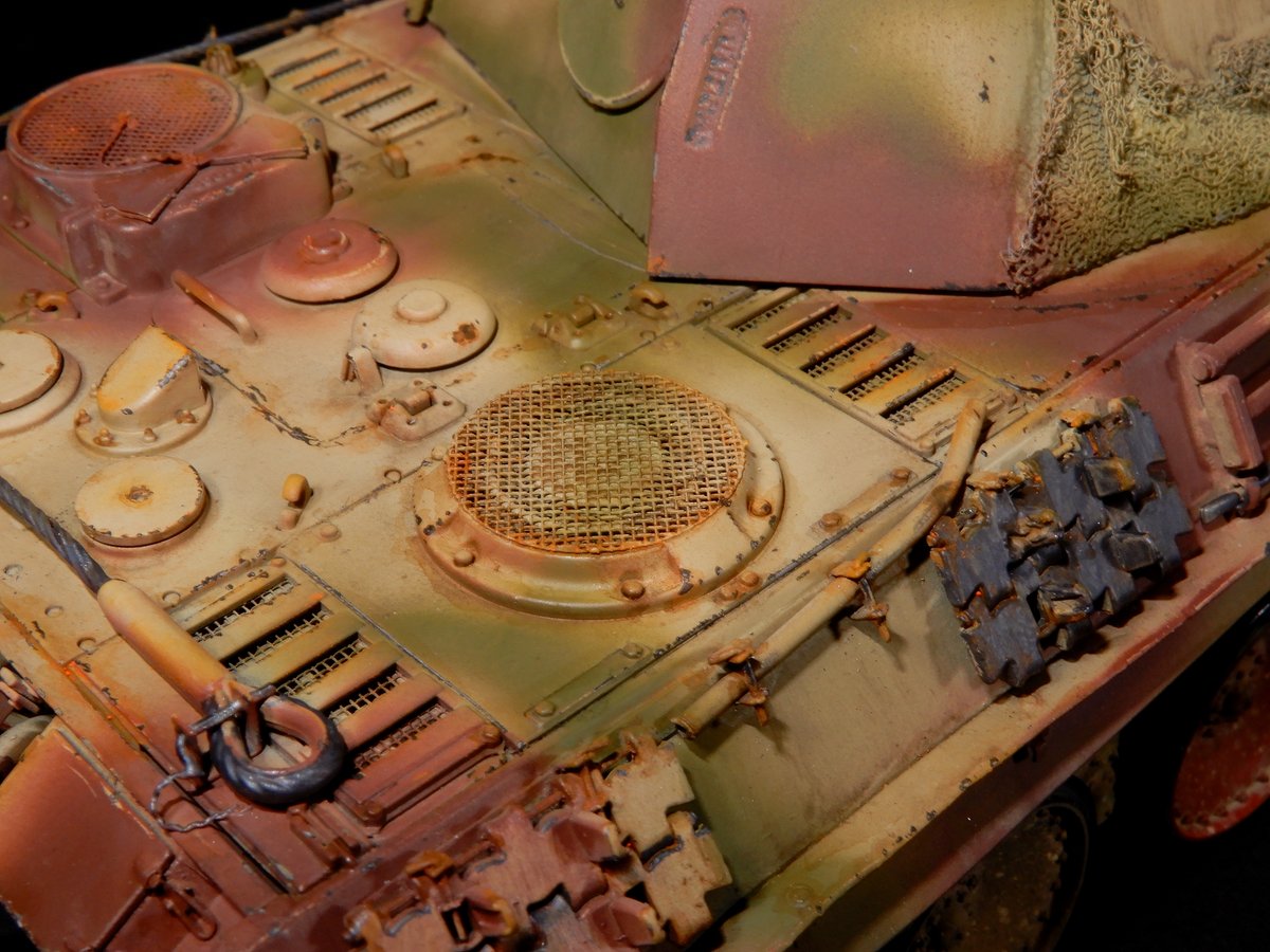 Yoshi84525254's tweet image. 【PantherG 進捗10】
今回チッピングと錆を先に入れてます😊
使用したのは、いつものリキッテクスのアクリル絵の具
略徹夜作業になっちゃいました・・・ちょっと寝ます😴💤
#タミヤ　#パンター　#PantherG #戦車模型