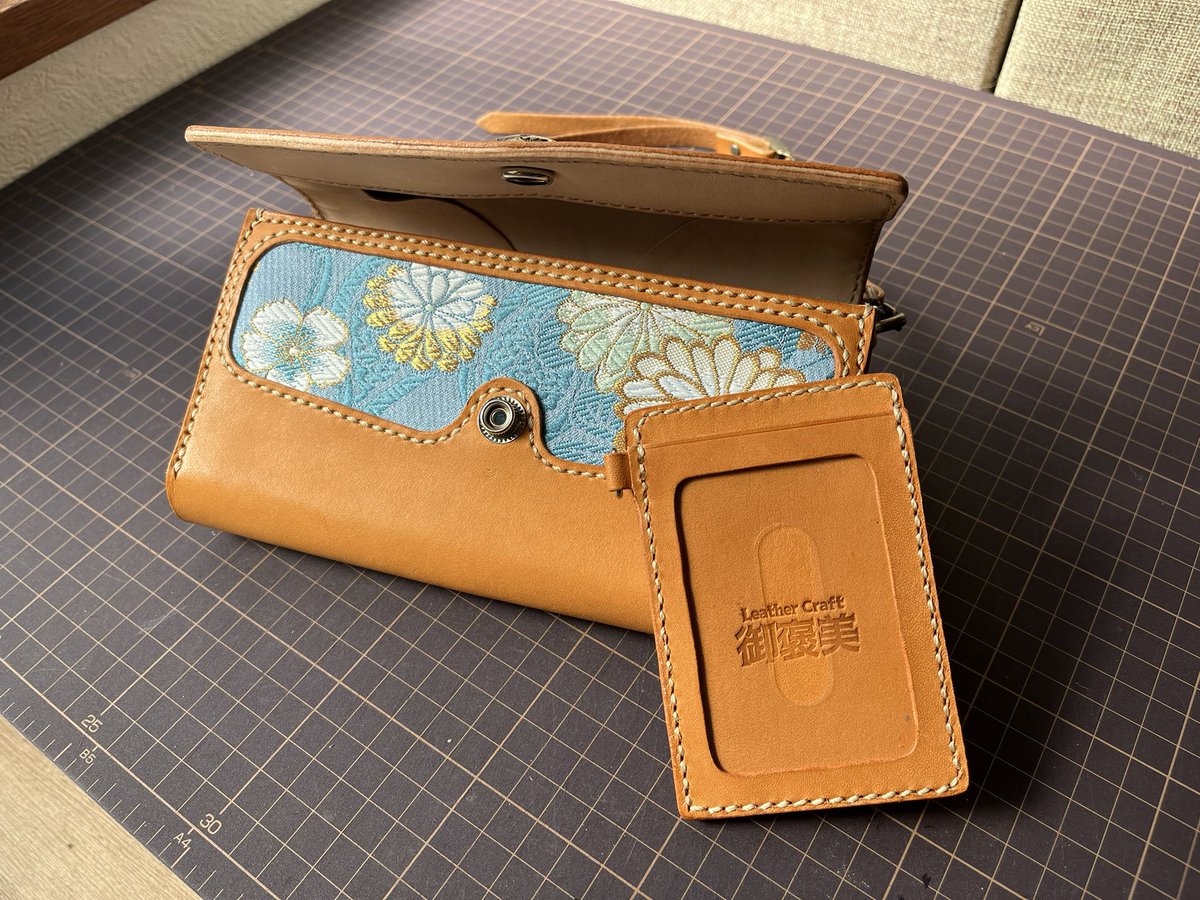 Gohoubi777's tweet photo. お義母さんへの誕生日プレゼント🎁
なんとか間に合った😅
ポーチ型ウォレット&amp;パスケース
#西陣織
#レザークラフト https://t.co/4naEYBAsM1