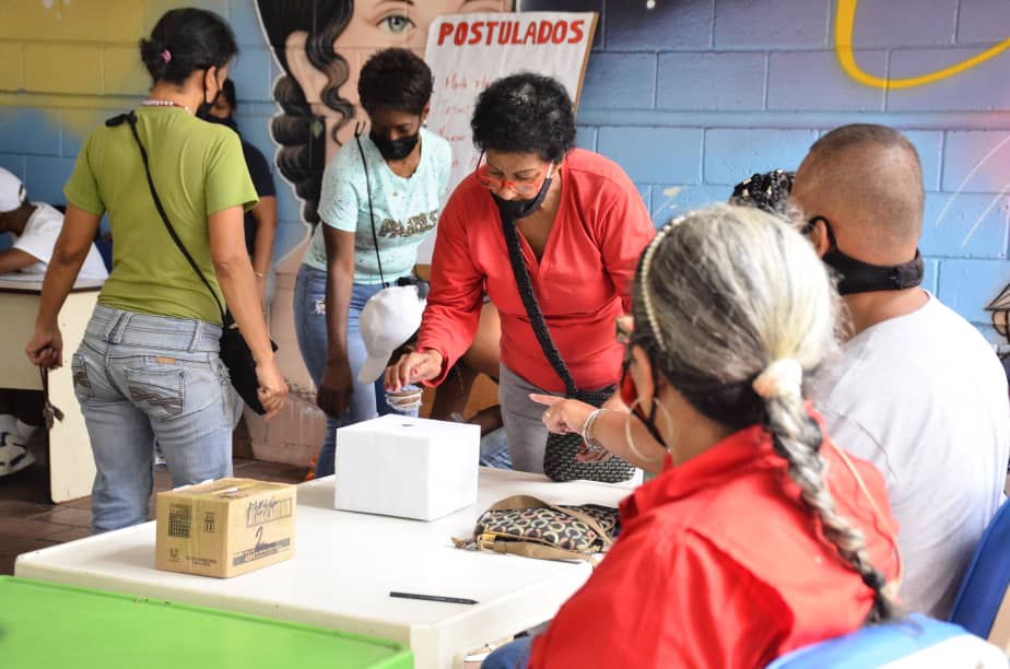 NicolasMaduro's tweet photo. Jornada histórica e inédita de elección del liderazgo de las UBCH. La participación del pueblo ha sido masiva en los centros electorales de todo el país, demostrando una vez más la fortaleza de la democracia, en un proceso hermoso de renovación del PSUV. ¡Mis Felicitaciones! https://t.co/l7ltQiPTGF