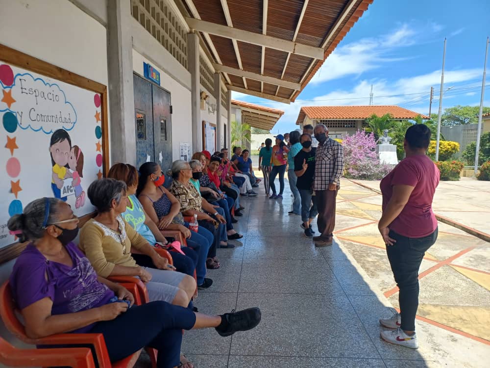 NicolasMaduro's tweet photo. Jornada histórica e inédita de elección del liderazgo de las UBCH. La participación del pueblo ha sido masiva en los centros electorales de todo el país, demostrando una vez más la fortaleza de la democracia, en un proceso hermoso de renovación del PSUV. ¡Mis Felicitaciones! https://t.co/l7ltQiPTGF