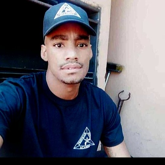 Diligence 🧢🕶🧤💎

Make your girl fall inlove when i walk pass 💙💯