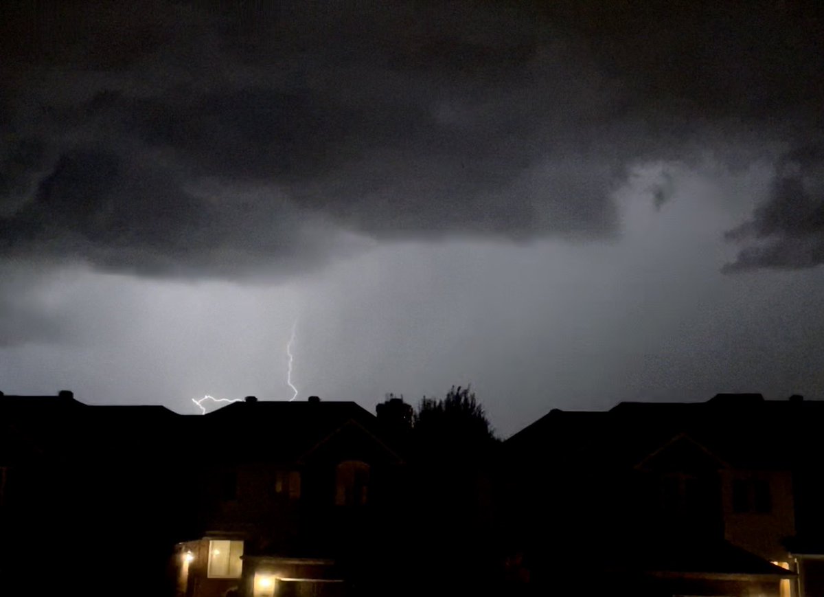 GudgeonRoses's tweet photo. Couple bolts ⛈ before the deluge on my window #onstorm #Ottawa #ottweather https://t.co/w3rEcobZOv