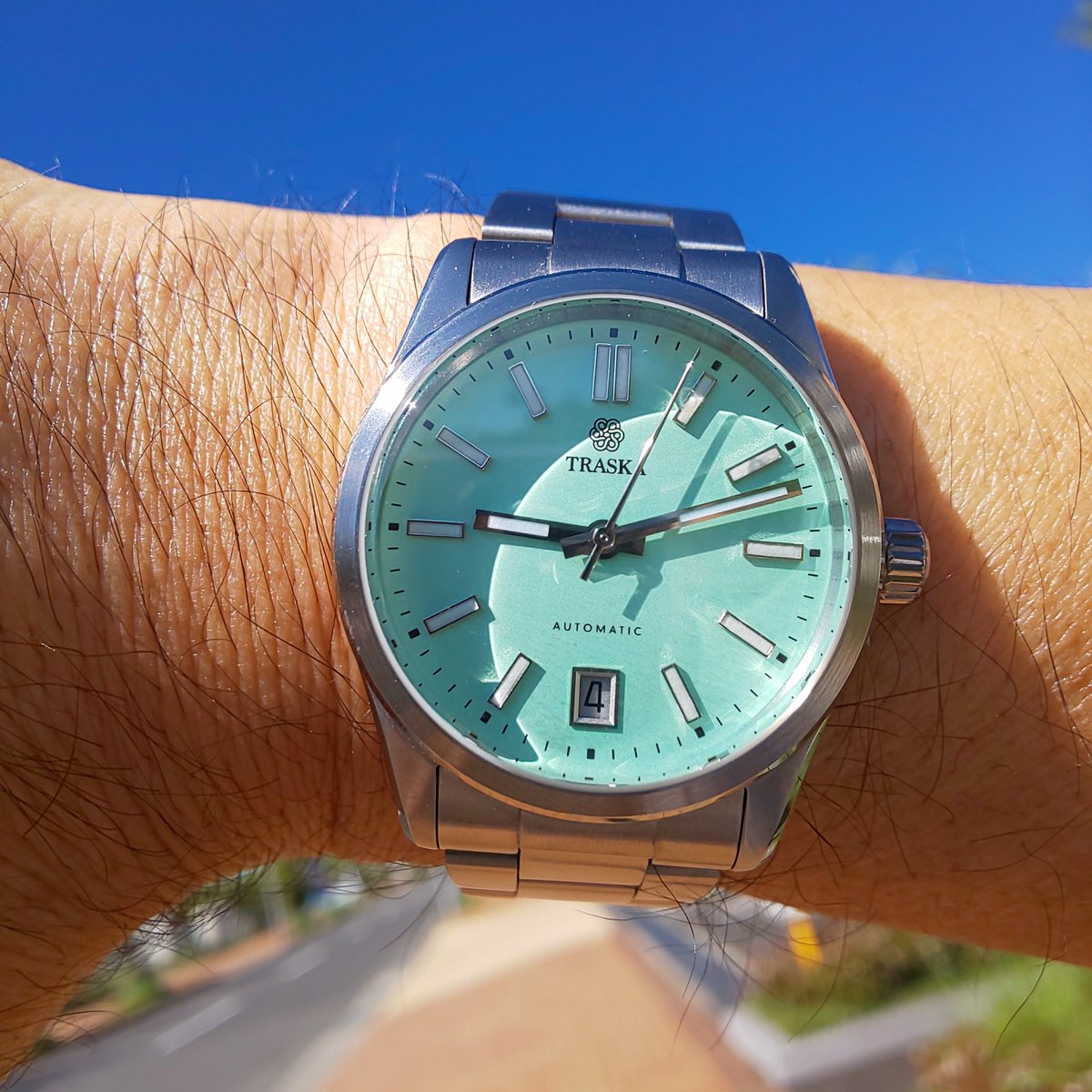 watchid7's tweet photo. おはようございます☺️雲ひとつない真っ青な空で、残暑厳しいですね😆見返しで影ができちゃうくらい日差しがきついですが、中外両面のARコーティングのお陰で視認性バッチリ😃✌️
#Traskawatch https://t.co/MhMj6cnmND