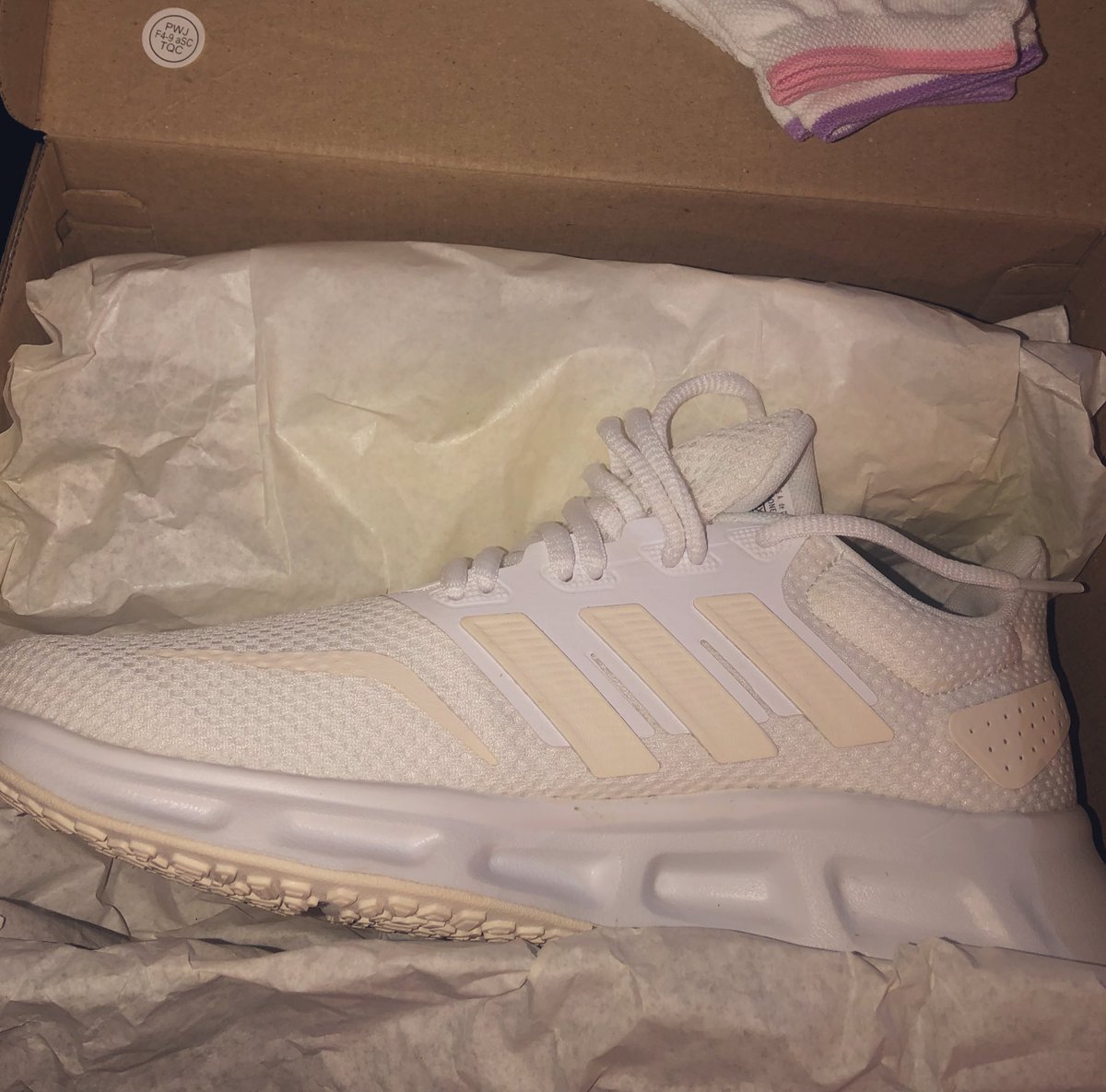 fernandabe97's tweet photo. No me da flores, pero me da tenis 🫶🏼 https://t.co/m2s4bNrsmv