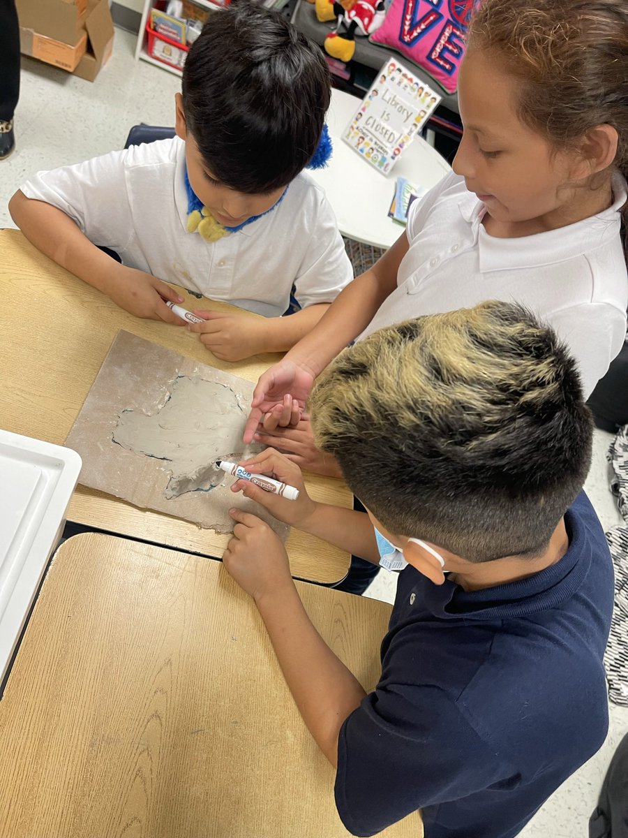 ItzelDavisGarz1's tweet photo. Ms. Hernandez and Ms. Camacho having the kids work on a Social Studies activity! I love 4th Grade <3 #AnotherLatePost https://t.co/ZeoAWBqIZx