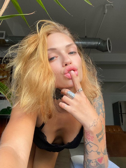 1 pic. oh yeah also I’m in LA this month 
hmu bookmissalexgrey@gmail.com ?? https://t.co/QcboDXJLcz