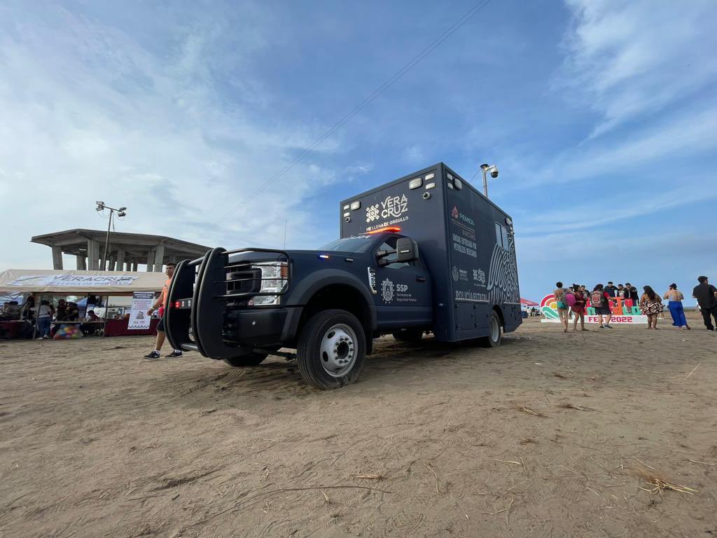 HGutierrez_M's tweet photo. Durante el segundo día del #CostaEsmeraldaFest mantenemos Operativo de Seguridad; a través de recorridos de vigilancia, inspección con binomios K9, apoyo vial, además de un centro de mando por C4. https://t.co/DVR0sLvjnX