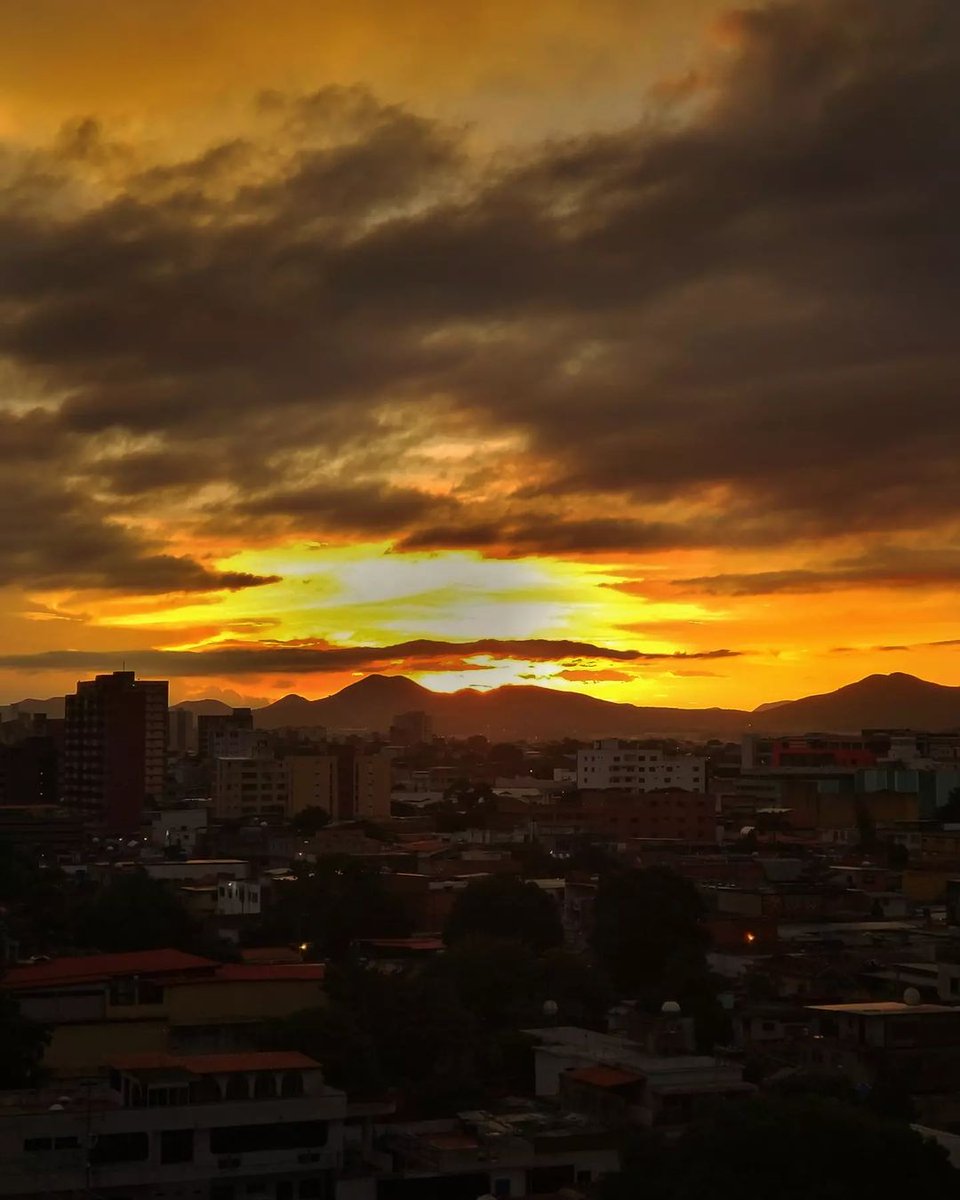 naguarapuntocom's tweet image. Finalizamos el día de hoy con éste atardecer

¡Na&apos;Guará de bonito!

Foto por: @luis_emirio

#atardecer #guaro #larence #cielo #bqto #fotografia #crepusculos #naguara #naguarapuntocom