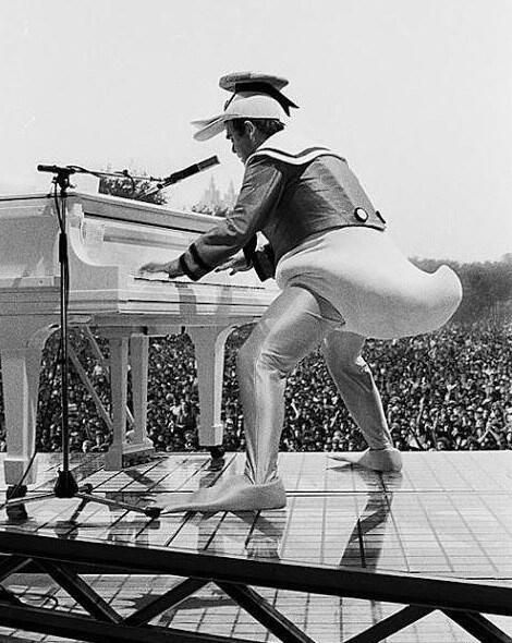 crockpics's tweet photo. Elton John dressed as Donald Duck, Central Park, 1980. https://t.co/oLG97ISWNF