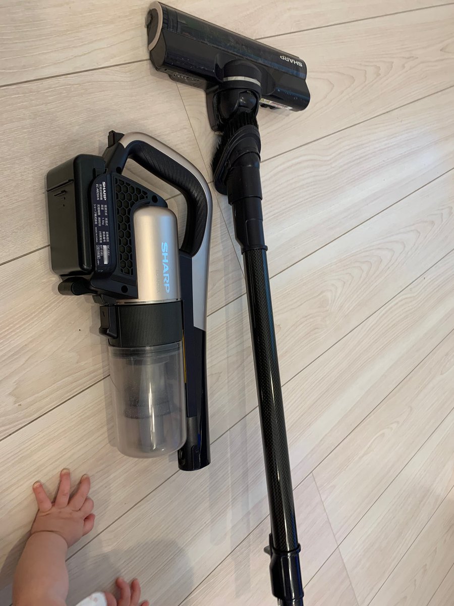 FukaHouchi's tweet photo. 我が家のハンディタイプの掃除機は脅威の1.5kg軽さ追求の為にドライカーボン⁉️
19年製造ですが、ほぼ毎日4LDK掃除してますがバッテリーはまだ1つで足ります。予備のバッテリーもあるので、充電し忘れしても問題なし🤗
吸引力も申し分なく、重宝してます🫡
#SHARP
#RACTIVEAIR
#ECAR2SX
#3歳児も持てる https://t.co/V1LuWDDK1v
