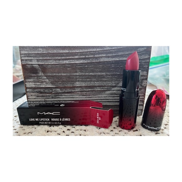BensonJanon's tweet photo. So good I had to share! Check out all the items I'm loving on @Poshmarkapp from @DressingLauren @AdrienneBebow #poshmark #fashion #style #shopmycloset #maccosmetics #jcrewfactory #josepha: https://t.co/43FIAMFDt2 https://t.co/JG8rEXnJ9M