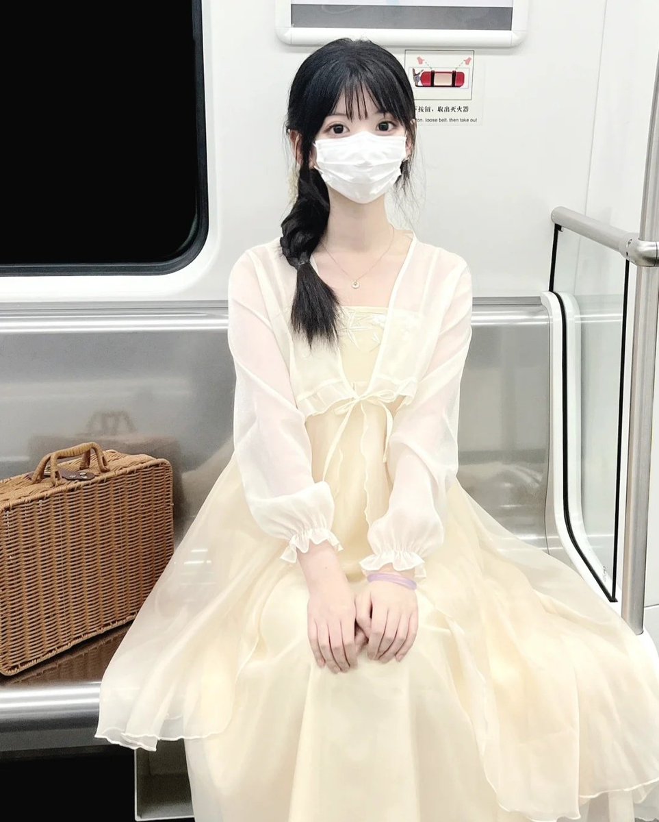 假如我和马云同时掉水里，救马云给你1000W.救我我会嫁给你，你们选择救谁？