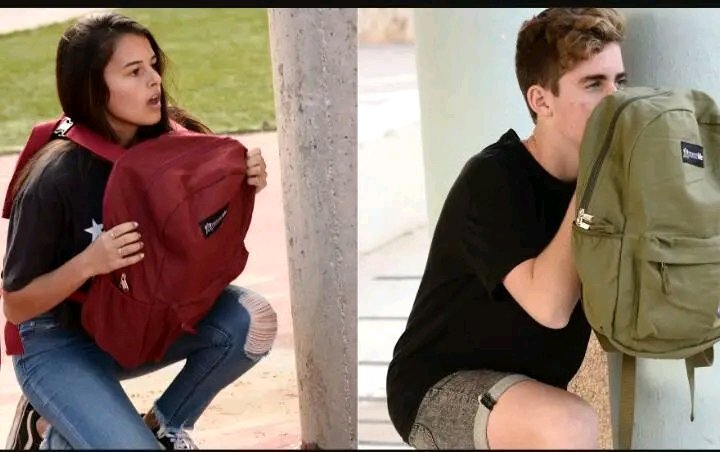 Entrenamiento en las escuelas de Estados Unidos para aprender a cubrirse con la mochila en caso de tiroteo. ¡Vaya solución! ¡Vaya sistema!