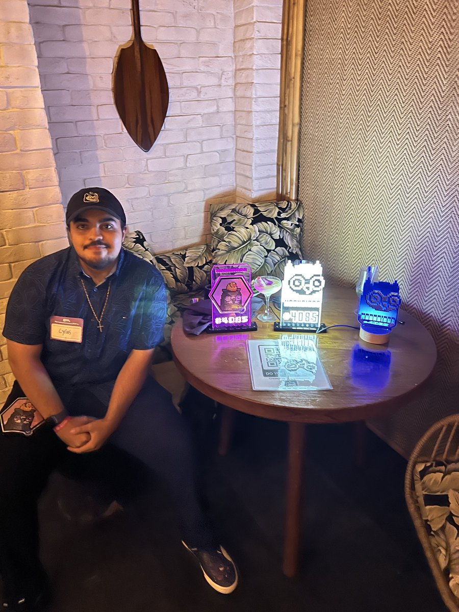 CryptoLycaon's tweet image. Hey #moonbirds fam, thank you for the countless kind remarks on my custom Moonbirds acrylics during the Future PROOF event!

Got to meet so many amazing people including @JustinMezzell and @kevinrose, as well as several requests to make a custom acrylic for their bird! 

❤️🦉💡