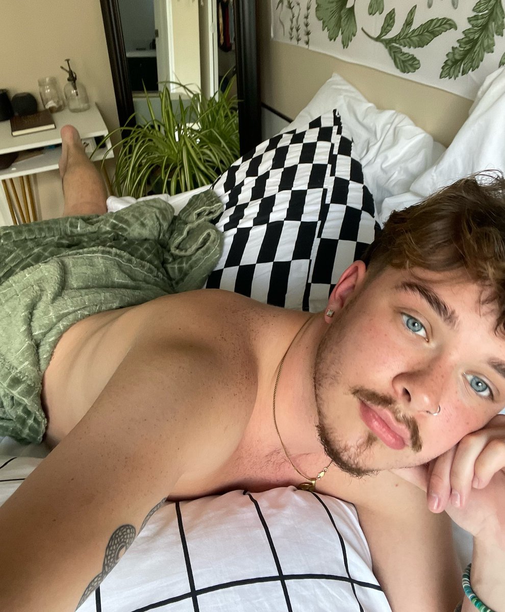 jake_downs19's tweet photo. do you like it when I take my blanket off? https://t.co/mNf1eKnFaT
