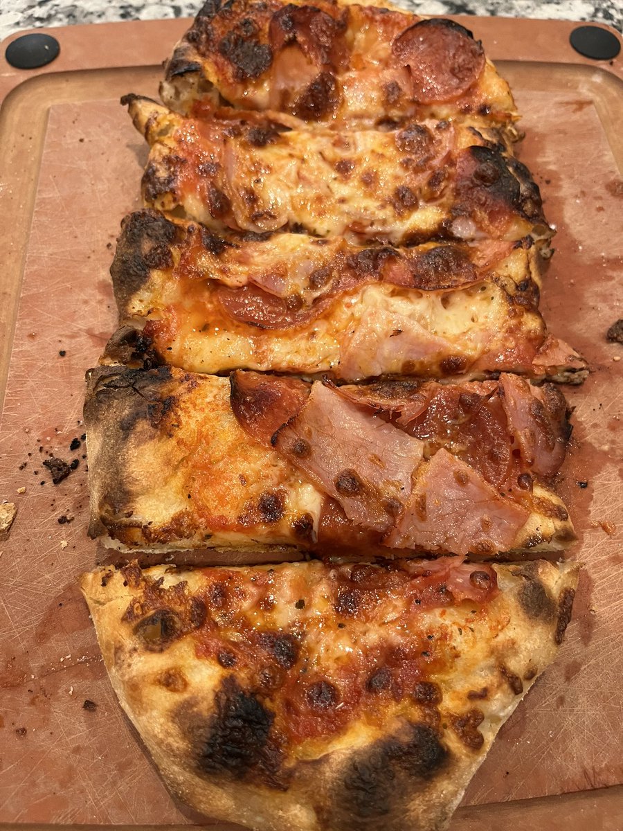 FFMeatSweats's tweet photo. Flatbread night. Bbq chicken with @bigdeckbbqco Medora as the base stole the show! #FFBBQ #Pizza #Flatbread #ATX #DrippingSprings https://t.co/gQLBrJa954