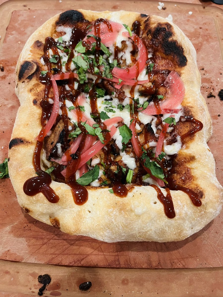FFMeatSweats's tweet photo. Flatbread night. Bbq chicken with @bigdeckbbqco Medora as the base stole the show! #FFBBQ #Pizza #Flatbread #ATX #DrippingSprings https://t.co/gQLBrJa954