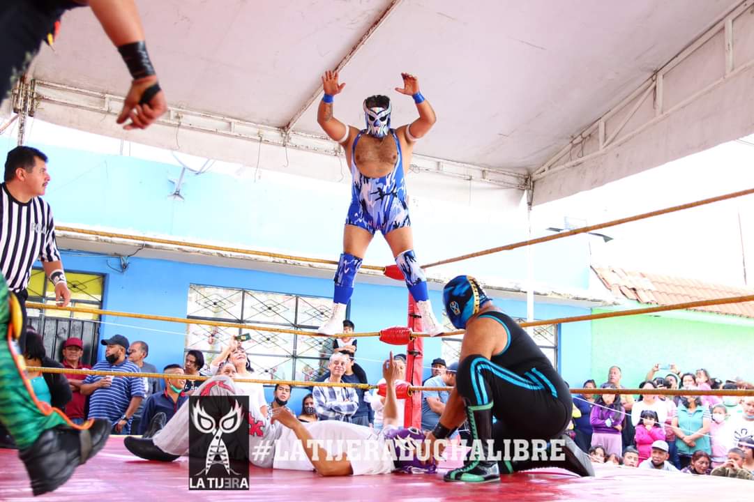 LaTijeraLucha's tweet photo. Lucha en relevos atómicos de puro rudo, el triunfo es para #Torbellino, #MachineBoy, #CentellaSalazar y #Motocross al fingir un faul ante ##HijoDelSigno, DestructorAlpha, #CaballeroNegro y #Sannot; al final hay reto de duelo por las cabelleras entre el #Signo y el #MotoNeza... https://t.co/NoePXYaFXb