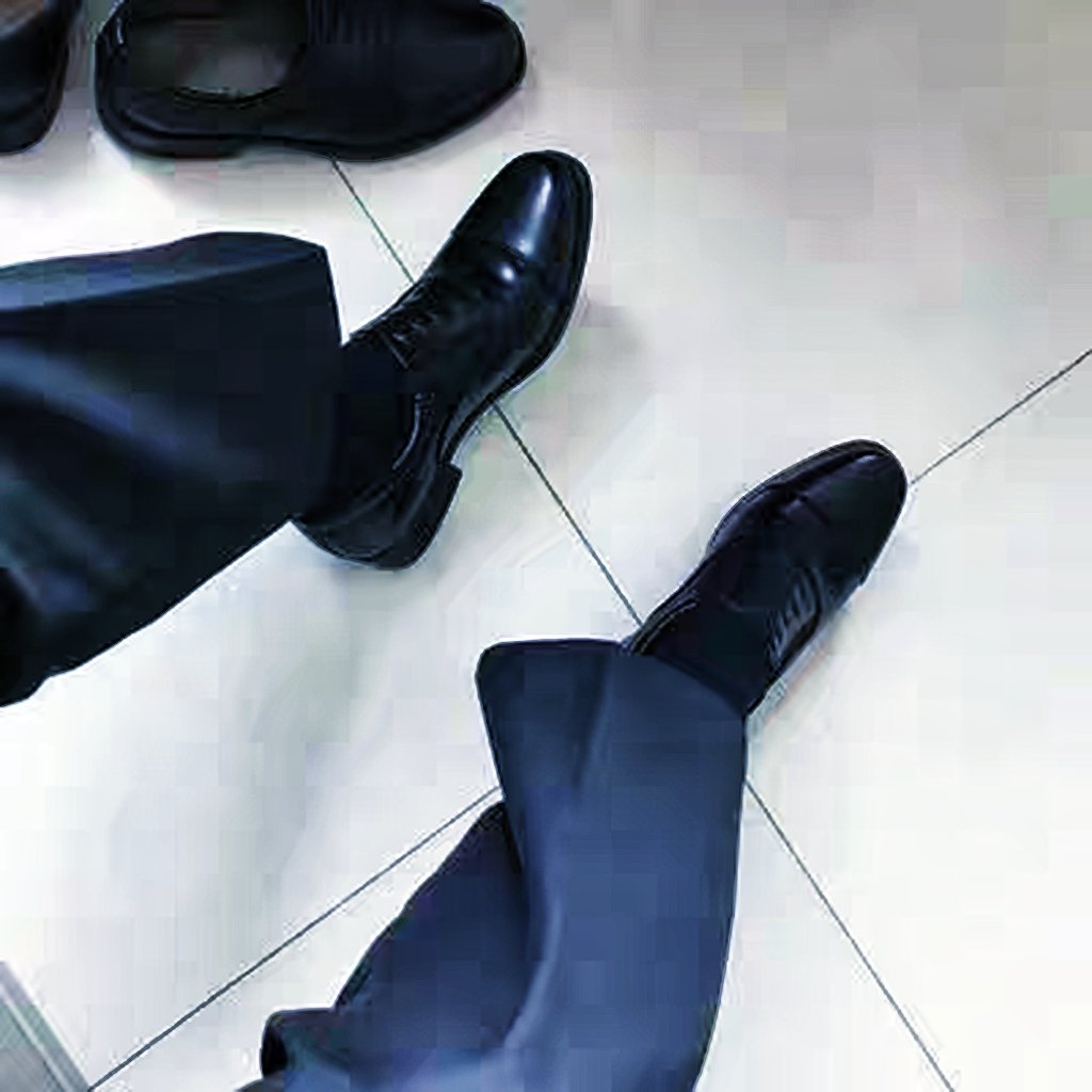 别把哀伤挂在嘴上，每个人都有自己的故事。