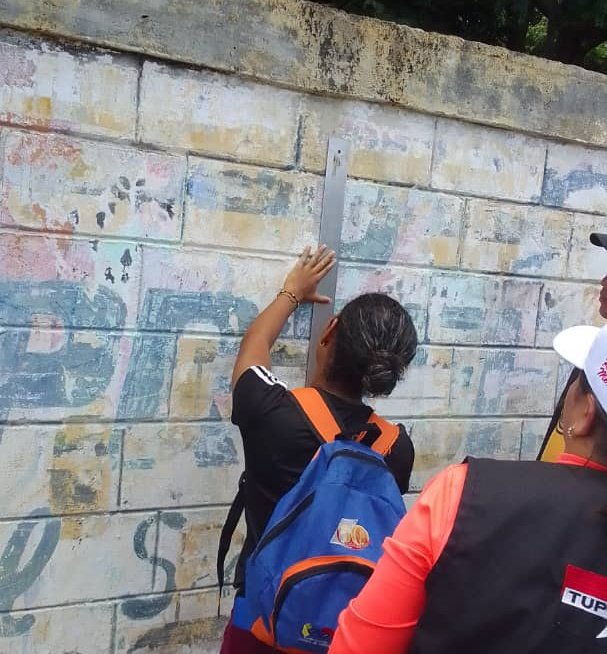 MRTBolivar3's tweet photo. ¡LAS CALLES SON NUESTRAS!

La Brigada Muralista desde el Mpio. #AngosturaDelOrinoco avanzamos en la activación de nuestra militancia en el Edo. Bolívar, dónde realizamos pinta de nuestra Bandera TUPAMARO en el Hospital Ruiz y Paez. Porque son #ParedesRebelde 🔴⚫

@TupamaroMRT https://t.co/lHDX9CkRrJ