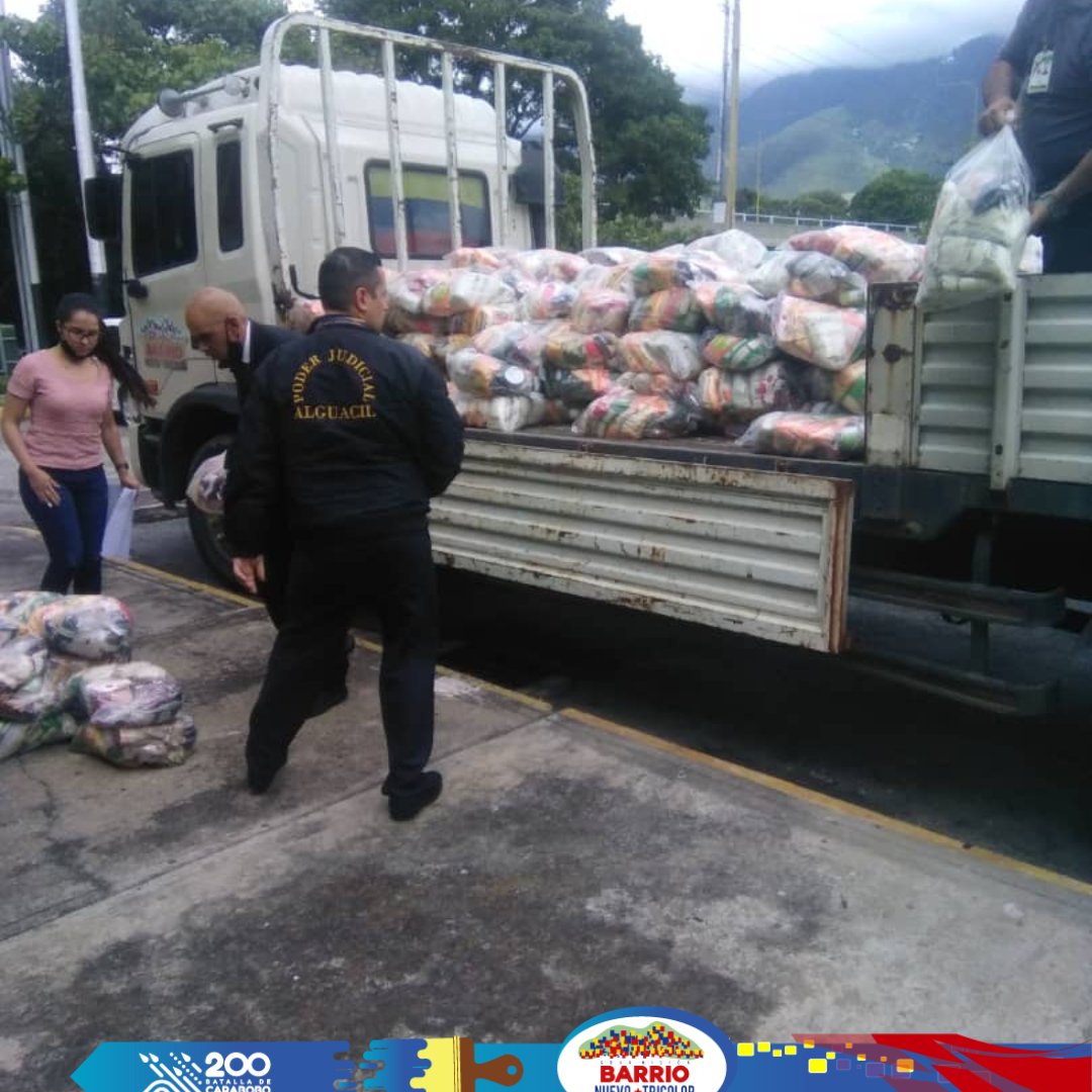 PrensaBnbt's tweet photo. #DeInteres |Enmarcados en la #rutatricolor la #GMBNBT del estado #Mérida apoyó al personal del #MPPPRIJP con el traslado de bolsas de alimentación del #CLAP en el Sector Av. Las Américas Municipio libertador beneficiando a 400 familias. Gracias @NicolasMaduro
#MeridaTieneConQue https://t.co/qbrVMmslSR
