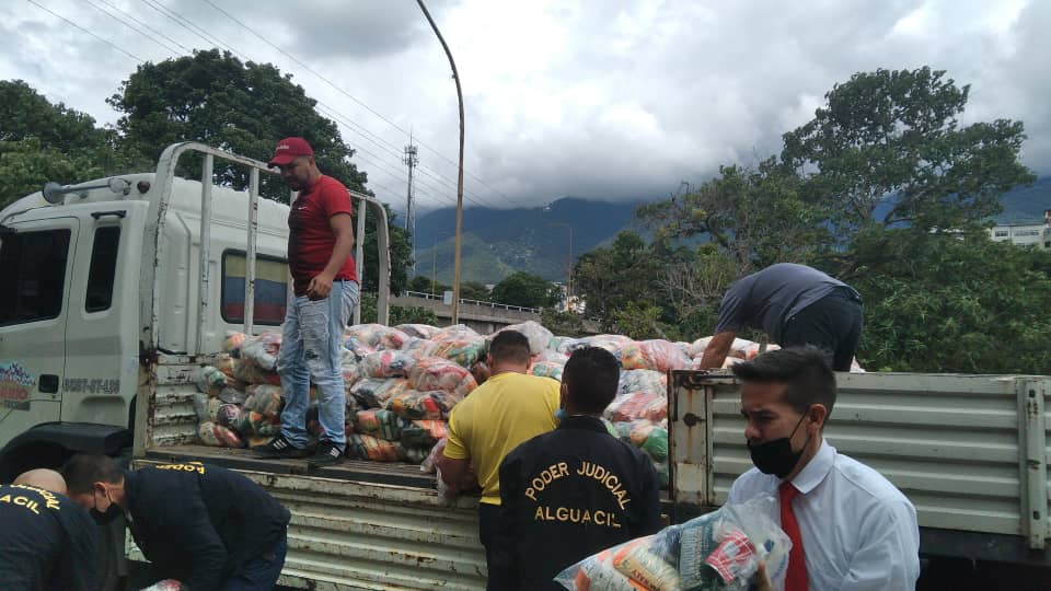 PrensaBnbt's tweet photo. #DeInteres |Enmarcados en la #rutatricolor la #GMBNBT del estado #Mérida apoyó al personal del #MPPPRIJP con el traslado de bolsas de alimentación del #CLAP en el Sector Av. Las Américas Municipio libertador beneficiando a 400 familias. Gracias @NicolasMaduro
#MeridaTieneConQue https://t.co/qbrVMmslSR