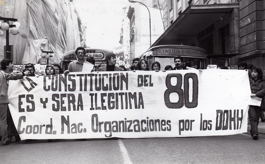 miguelmolares's tweet photo. «La constitución del 80 es y será ilegitima». Archivo fotográfico Fortín Mapocho. https://t.co/0rLkCoCF3I