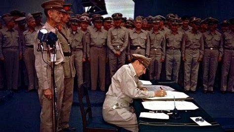 TammiMinoski's tweet image. SEPT 2 1945: Standing behind General MacArthur during the formal surrender ceremony are Lt. Gen. #JonathanWainwright and Lt. Gen. A. E. Percival - both former Japanese POWs. #JapaneseSurrender #WWII