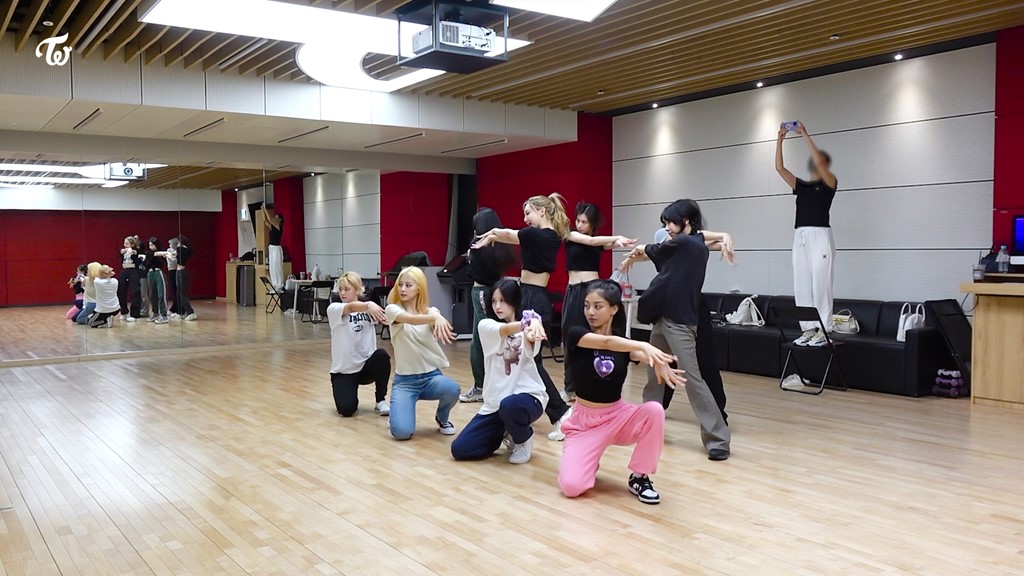 TWICE tweet media