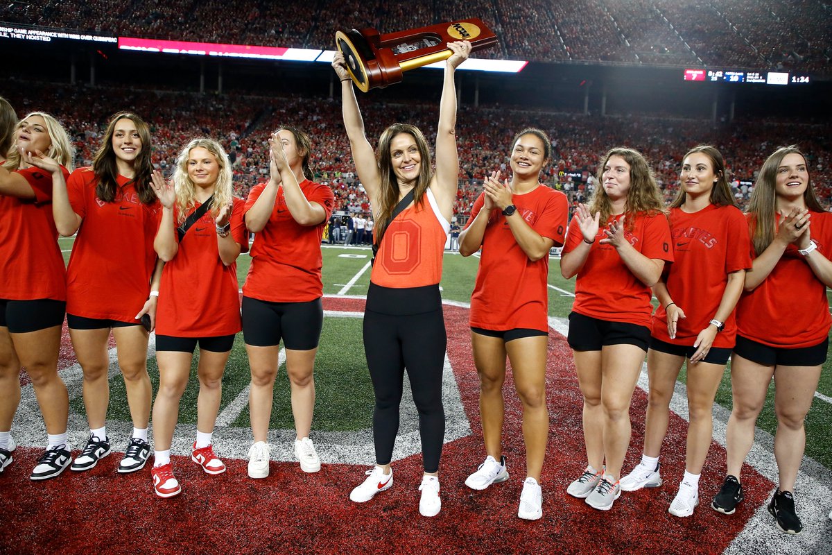 A well-deserved standing ovation from 106,000+ in The Shoe for the 2022 national champions 👏♥️🏆

#GoBucks