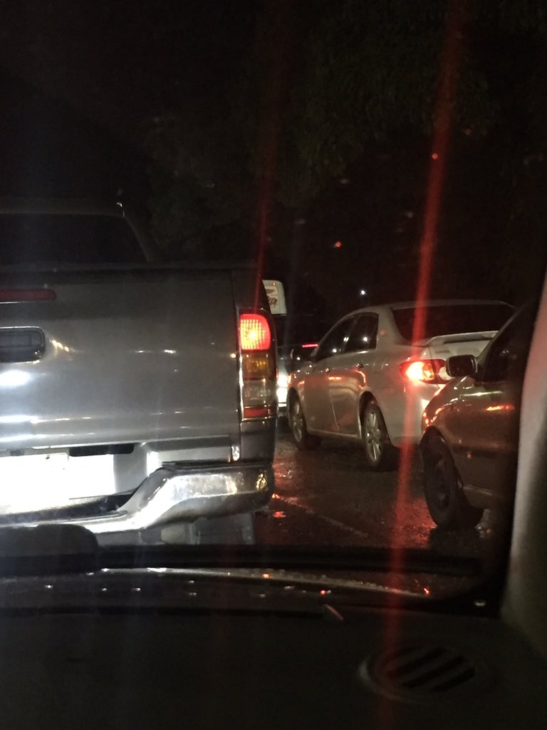 carmeLaLongo's tweet photo. 9:41 pm. #3sep Así está todavía la entrada del Poliedro. La cola comienza Justo en la Y que da acceso al Museo Alejandro Otero. Increíble el despelote por no decir el término que se merece #wisinyyandel https://t.co/6kYTXVBG4z