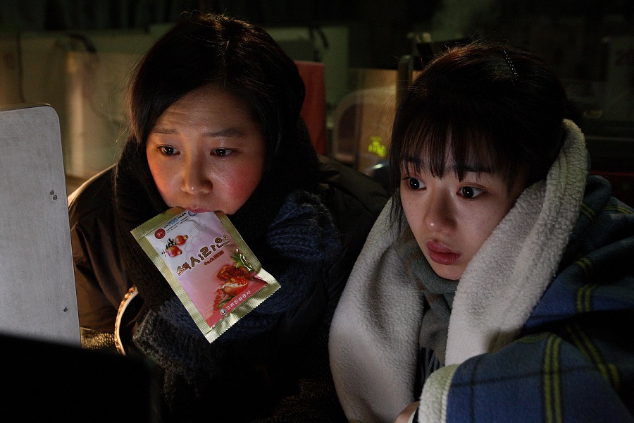 세상엔 착한 여자, 예쁜 여자, 똑똑한 여자, 성공한 여자도 많지만 욕하고 자위하고 자격지심 있는 여자도 충분히 많다. 비호감 주인공으로 서사를 끌고 나가기는 쉽지 않지만 세상에는 호감 가는, 친절한 여자만 있나? 박화영, 양미숙 그리고 호프 같은 여자도 존재한다. ildaro.com/9431