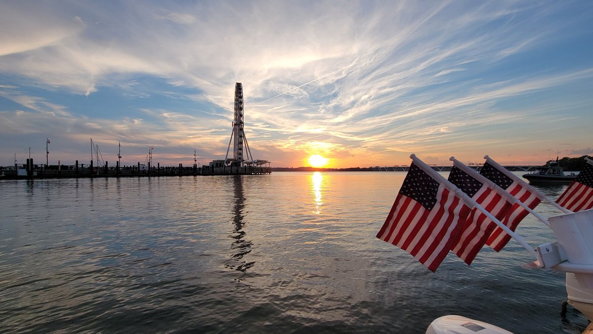 SurferGrl15's tweet photo. Tonight's sunset @SamsungMobileUS
@NationalHarbor @visitnatharbor #TeamGalaxy #samsung #withgalaxy #skycaptures #landscapephotography
@BoatMonumental https://t.co/epUXPWvdSF