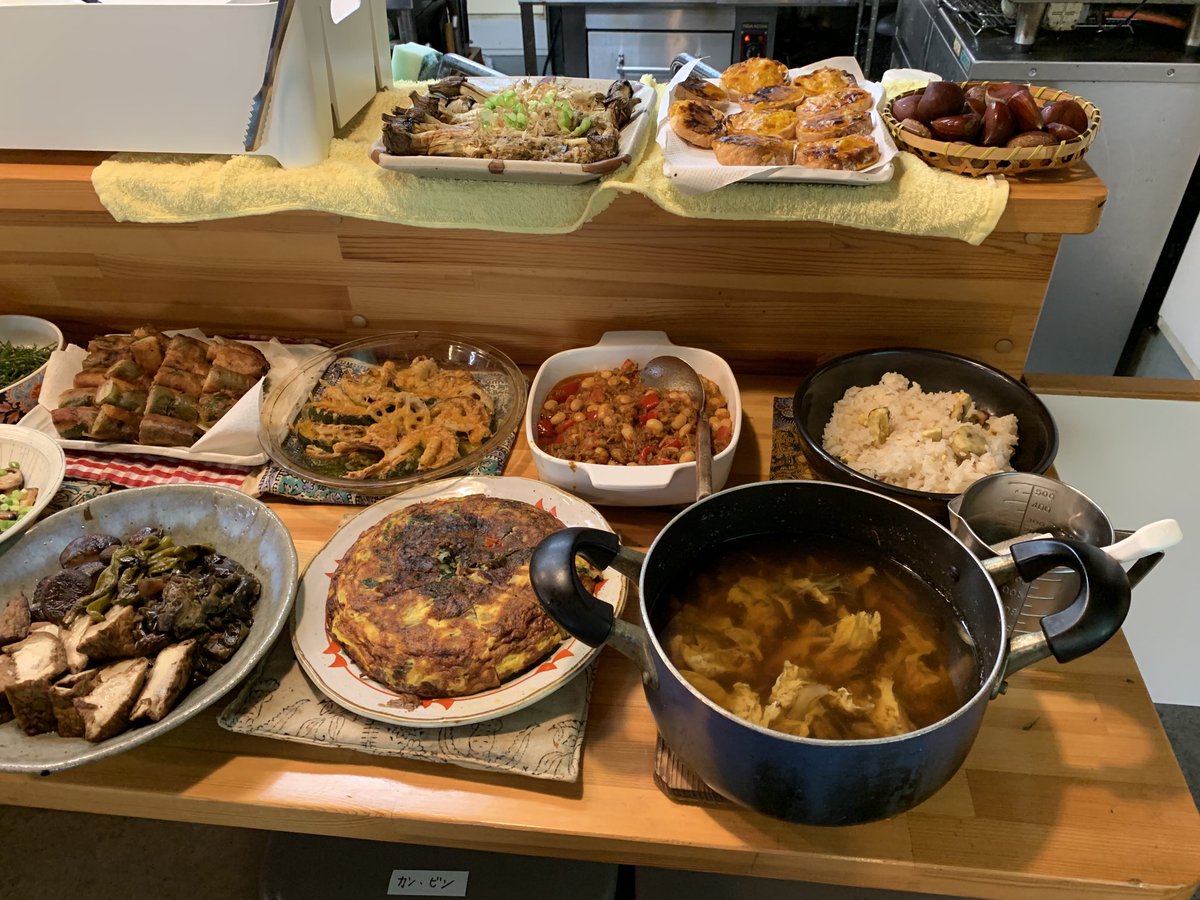 hamacafe330's tweet photo. 夏も終わり、味覚の秋になりました。今週は、栗ご飯、スイートパンプキン、秋茄子と、盛りだくさん。先日、ジムの栄養士の先生に、チェックを受けました。おかわりしても、600kカロリーとバランスが良くと誉められました。身体を気遣う皆さんに、是非、食べに来ていただきたいと思っています。 https://t.co/UPRvJFLCEB