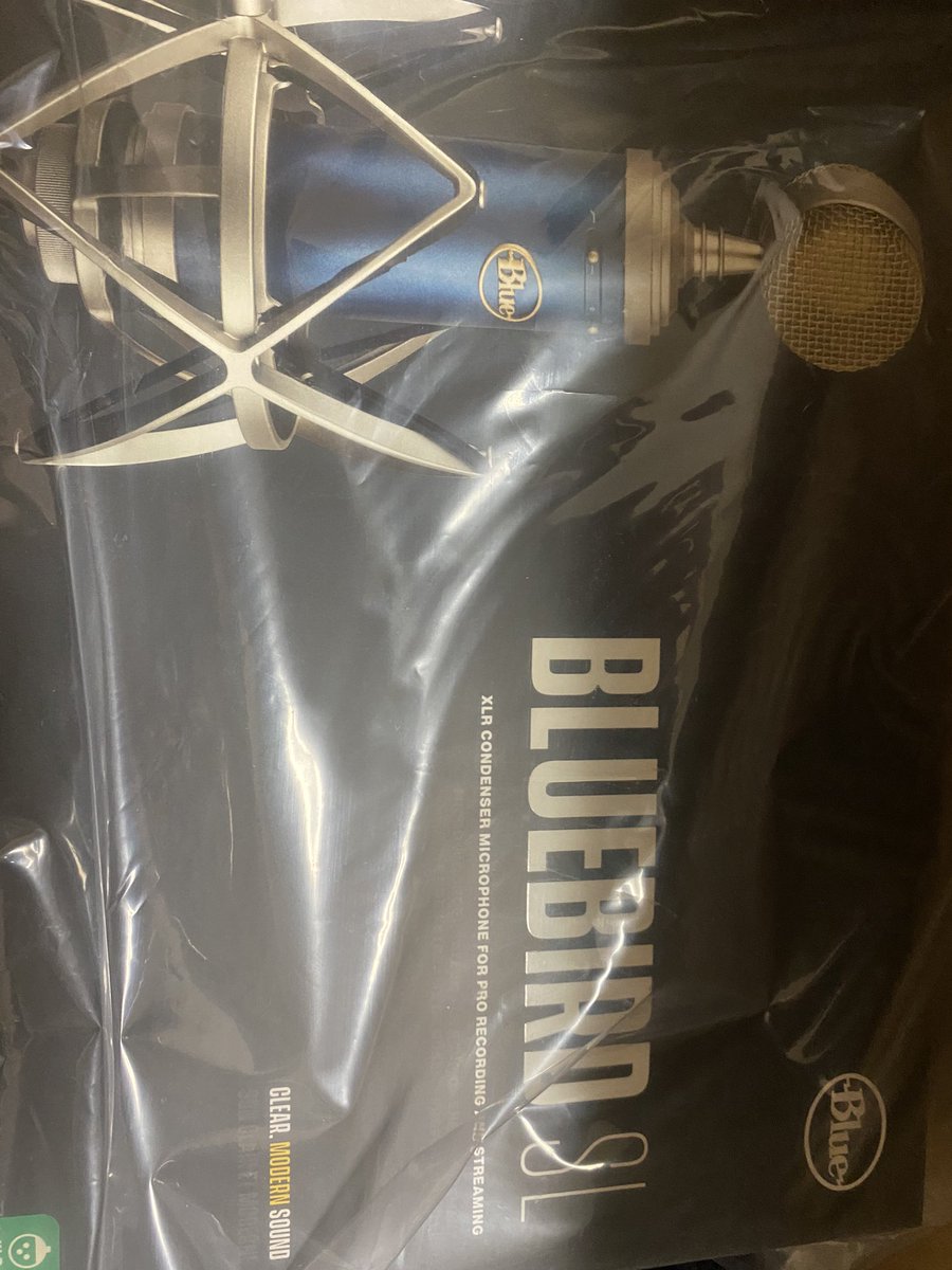 Tadanoshaka's tweet photo. おはようございます!
『BLUEBIRD SL』が届きました‼️
これからもっと音楽が楽しくなりそう♪
今日も一日、#ガンビレ📣
#ただの社会人が
#Blue
#コンデンサーマイク
#Bluebirdsl
#目指せ武道館ライブ
#ボカロPさんMIX師さん歌い手さん絵師さんと繋がりたい
#朝の挨拶
#拡散希望
#アーティスト志望 https://t.co/JvdEMAvK1Y