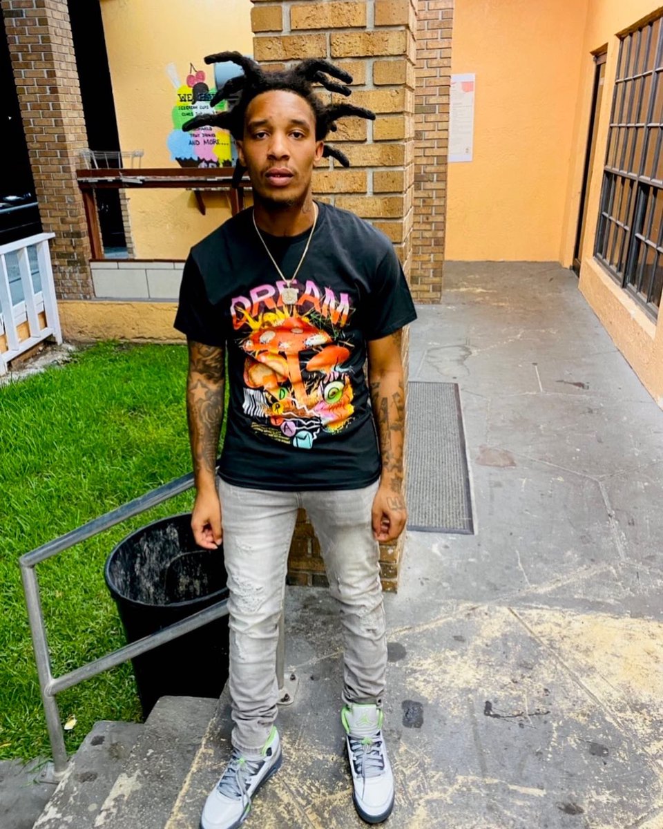 216redbull's tweet photo. I just want you to walk with me so you can feel my pain that’s why I try to leave the streets but main shit ain’t change 🤧 #LLNIA💔 #LLHR💨 https://t.co/ahcJHHTXHJ