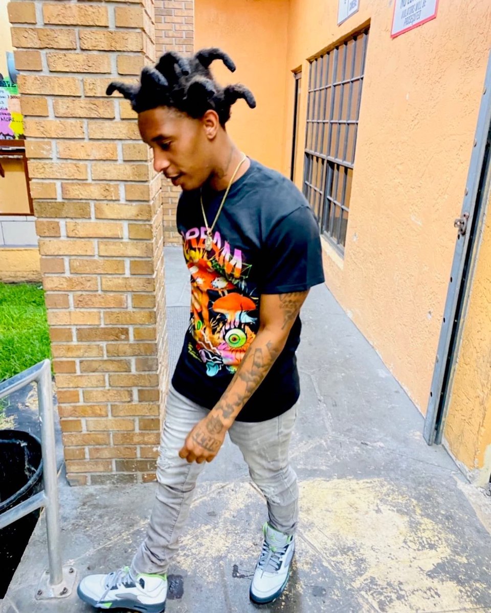 216redbull's tweet photo. I just want you to walk with me so you can feel my pain that’s why I try to leave the streets but main shit ain’t change 🤧 #LLNIA💔 #LLHR💨 https://t.co/ahcJHHTXHJ