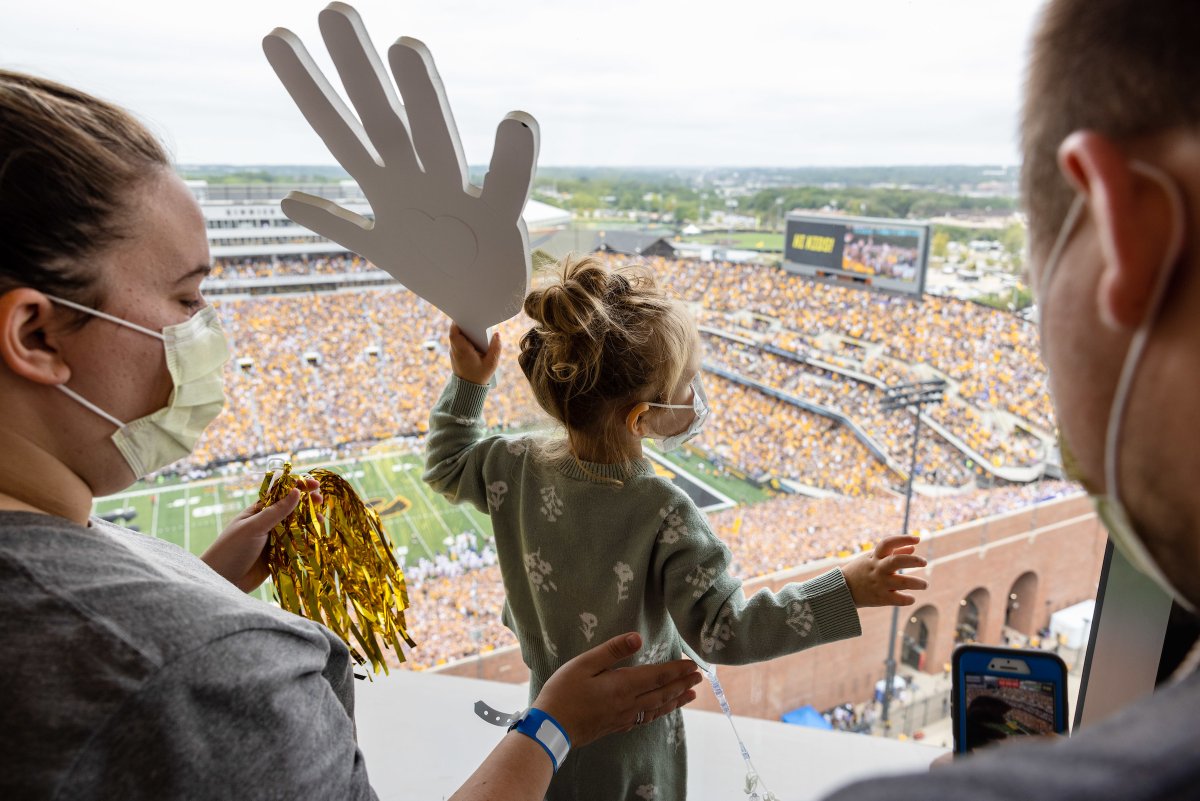 UIchildrens's tweet photo. They saw you waving. 💛

#HawkeyeWave https://t.co/OXtExRFZDG