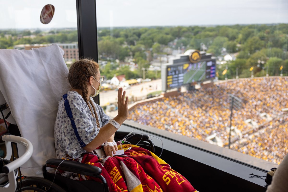 UIchildrens's tweet photo. They saw you waving. 💛

#HawkeyeWave https://t.co/OXtExRFZDG