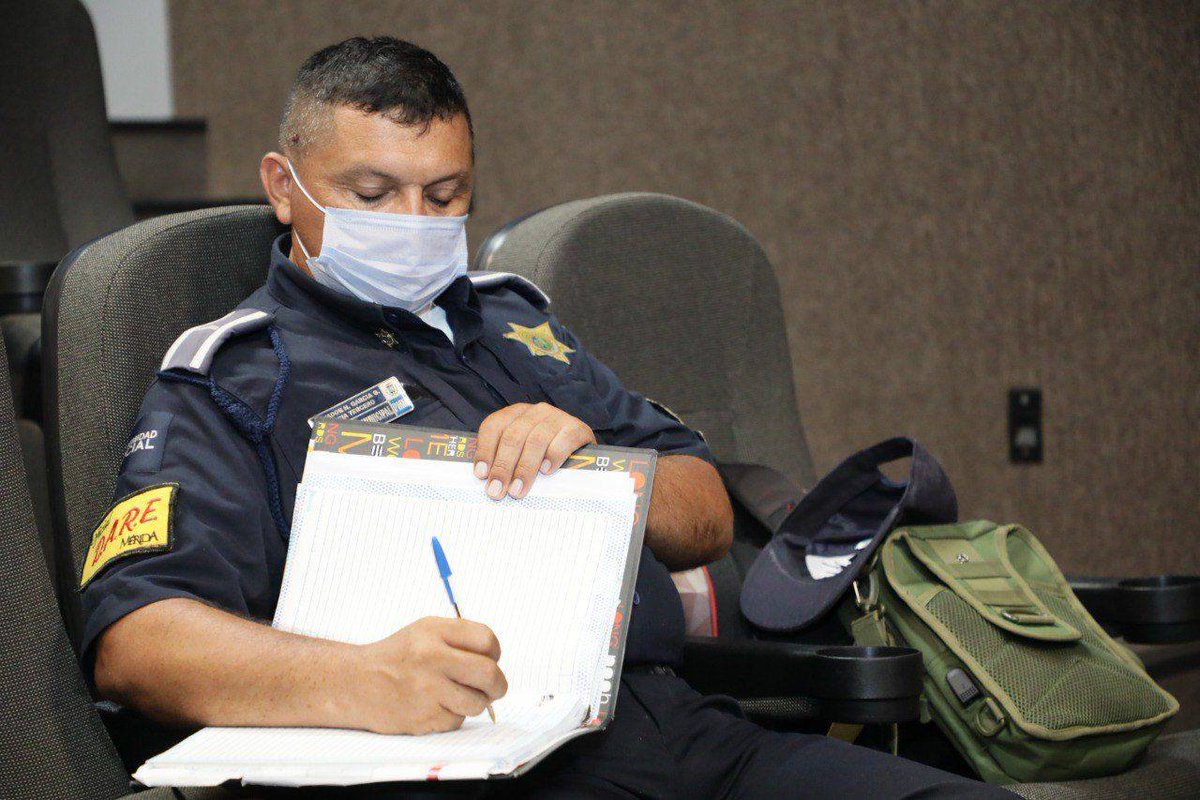 AyuntaMerida's tweet photo. capacitamos a funcionarios de diferentes dependencias sobre la prevención de adicciones donde brindamos las herramientas necesarias que les permita detectar y atender alguna situación socioemocional que se presente entre la ciudadanía. #MeridaSaludable #MéridaUnidaPorMás 3/3 https://t.co/GLYBTt0Sui