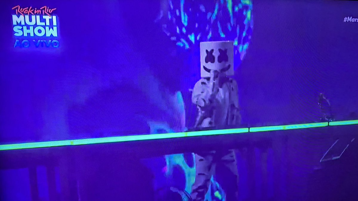 willniverso's tweet photo. O bom do @marshmello no @rockinrio é que se ele não pudesse vir ninguém precisaria saber bastava alguém usar o balde que usa na cabeça e pronto😜
#RockinRio2022 #RockInRioMultishow https://t.co/ucbhfyN1Ky