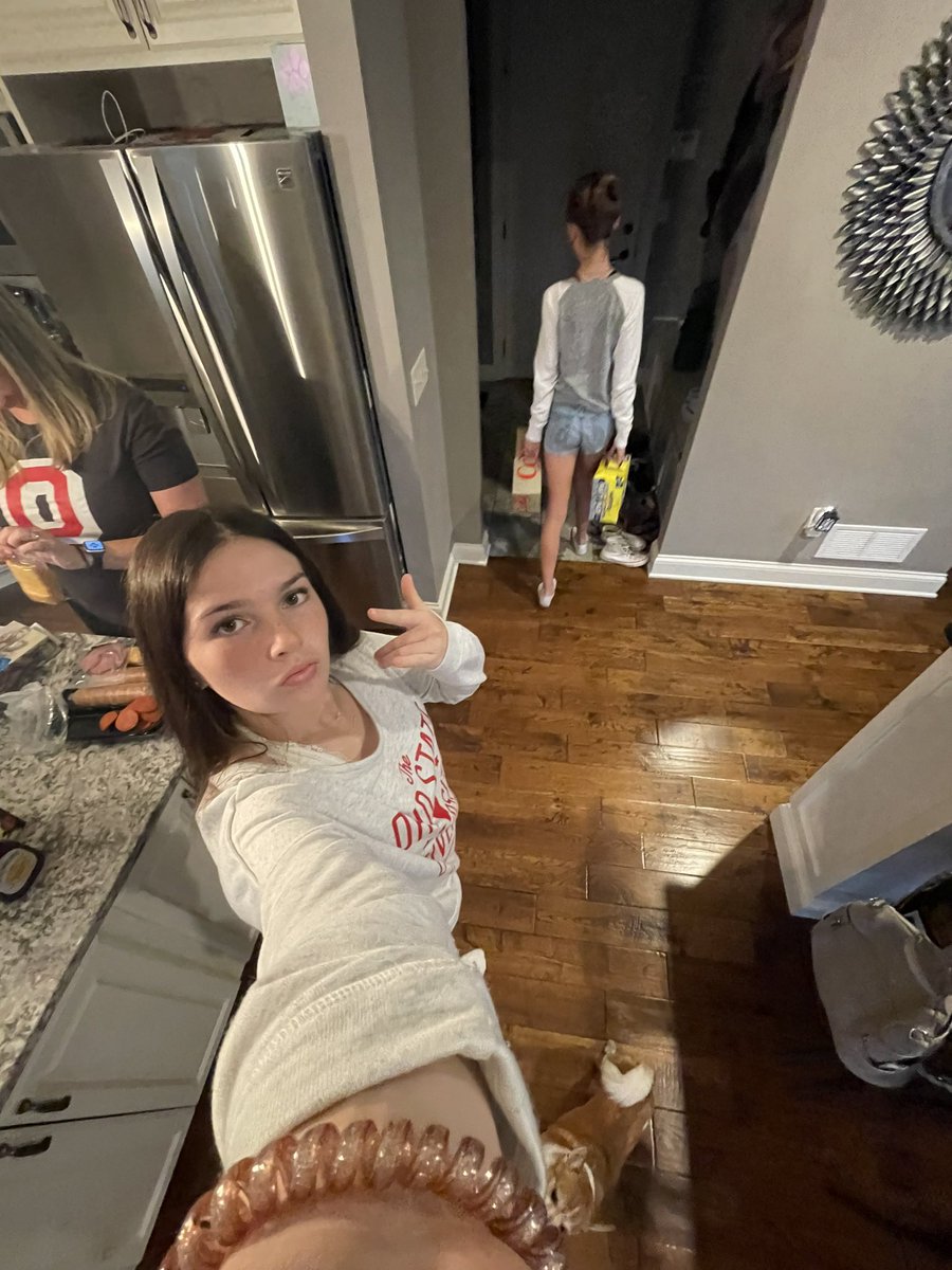 isabellagwitte's tweet photo. osu partyyy https://t.co/GDsIhwQ6mL