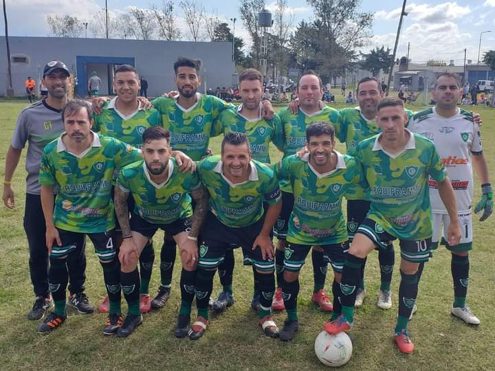 elmarca's tweet photo. #futbol Compañia (Perga) formo c M Gomez; J Quintero, D Pizarro, J Cualina, F Silva, B Rodriguez, F Cacerez, A Etchegaray, L Vilches, M Enriquez y J Jaime. DT: Jesús Cualina. (foto archivo) Gs Jesus C!! cc @ascensointerior @roberto23928948 https://t.co/rW5llA3CyY