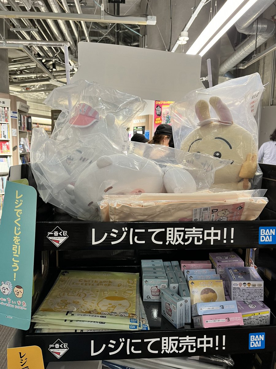 mamamarketer27's tweet photo. 20代女性がめちゃくちゃ並んでいる先にちいかわがいることが最近多い
#ちいかわ https://t.co/u29DrrSCHt