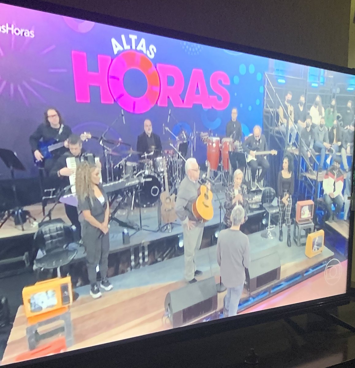 Tchellooo's tweet photo. Q homenagem mais linda pra #Marilene #irmasgalvaos chorei q fofuras amém 😢 #AltasHoras @oserginho 🫶🏽🫶🏽 #obrigado #meire https://t.co/KF6cuvdg0N