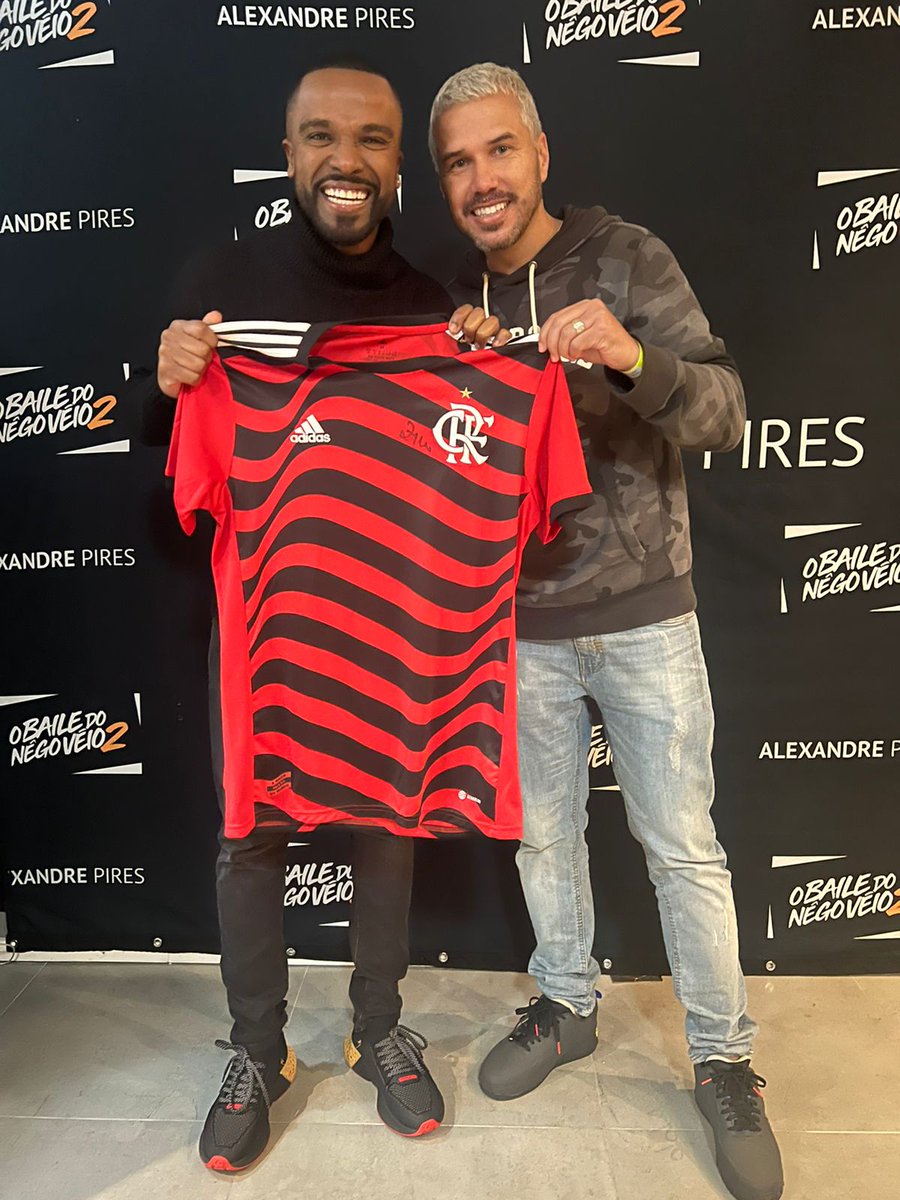 ColunadoFla's tweet photo. Falando em Manto do Flamengo...

O Coluna, em parceria com a @nacaornfloripa, presenteou o @AlexandrePires com a nova camisa 3 autografada pelo REI @GALINHO1953! ❤️🖤 https://t.co/gnoCCgXVhS
