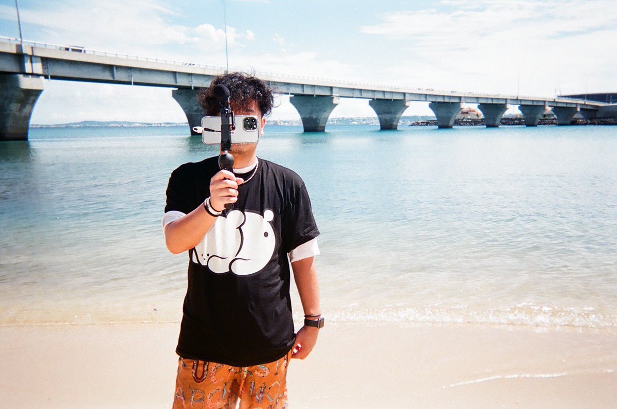 ヒヤマです。 Twitterのアイコンを変更しました。 ナムさんが写ルンですで撮影してくれた撮影中の私です。, image size:1200x795