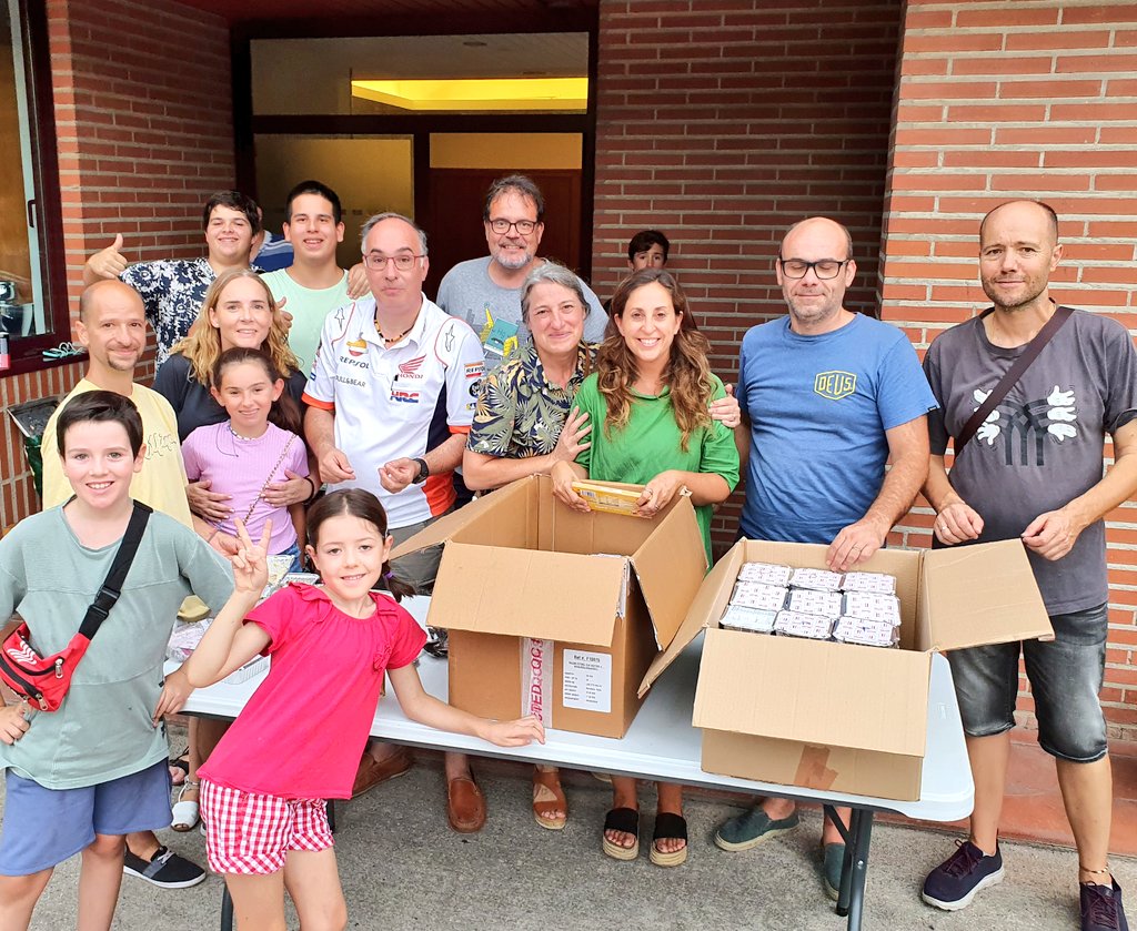 Un dissabte més, després de cuinar en família, vam anar a repartir-lo als més necessitats. 
Com ja és habitual, vam anar-hi amb els més grans del Club i també, amb un grupet de famílies👍
Gràcies #ServidorasSanJosé per la vostra altruista labor i per deixar-nos formar-ne part.😀