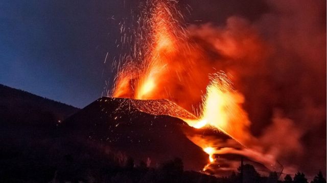 findesemanacope's tweet photo. ¡#Buenosdías #findenautas y #felizdomingo! Hoy con @crisschlichting hablamos de la #vueltaalcole, un año del volcán de La Palma, Sara Mediavilla @survivalesp, #amigosdelprograma @Pepe_elBohio, #cuerposyalmas @candelabelda @Pedrompsicologo, #alopecia @SergioVanoG y más https://t.co/TOEH0xgDsl