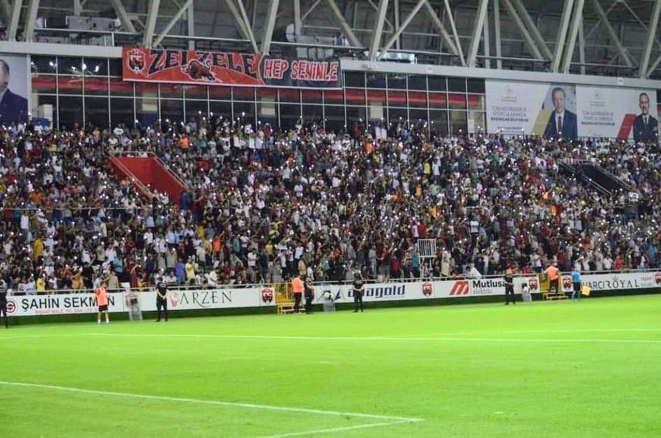 TFF 2. Lig'in 1. haftasındaki 24 Erzincanspor - Tarsus İY karşılaşmasıyla fiilen kullanıma giren yaklaşık 13 bin kişilik Yeni 13 Şubat Stadyumu.